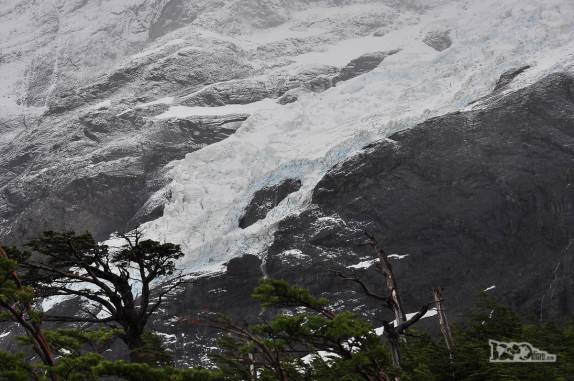 Uma geleira desce as paredes da montanha no Valle del Frances, no parque nacional Torres del Paine, no sul do Chile